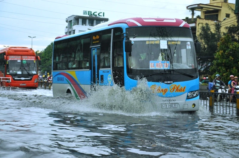 Đường Kinh Dương Vương thành sông sau cơn mưa ngắn ảnh 8